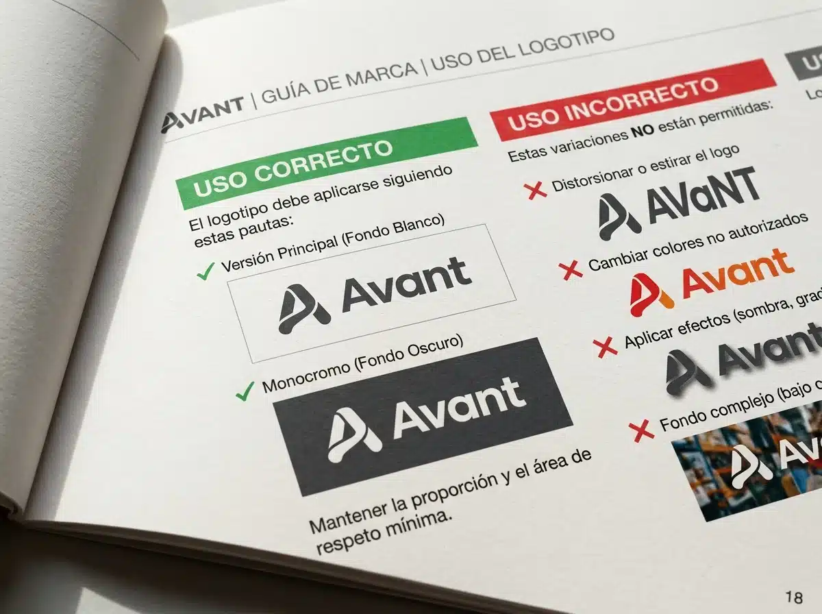 Página de un manual de marca con las reglas de uso del logo