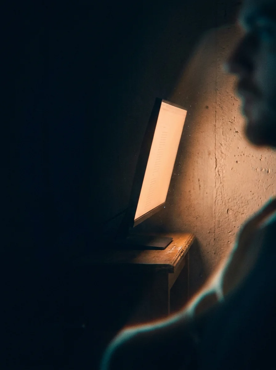 Pantalla encendida en una habitación a oscuras: visibilidad de marca en motores de inteligencia artificial